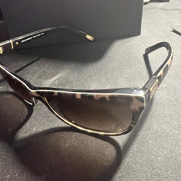 Dolce & Gabbana Leopard Print Women’s Sunglasses With Leopard Print Case - Picture 9 of 15